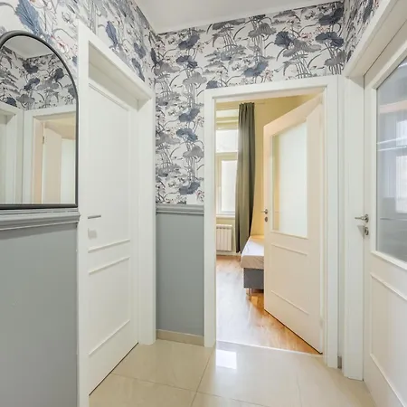 Large 3br - 1 - Sleeps 8 - Elevator - Self Check In * Praga