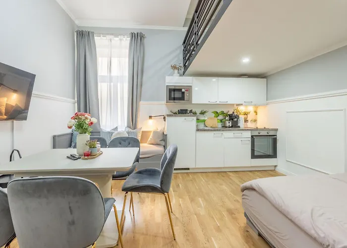 Large 3br - 1 - Sleeps 8 - Elevator - Self Check In Prag