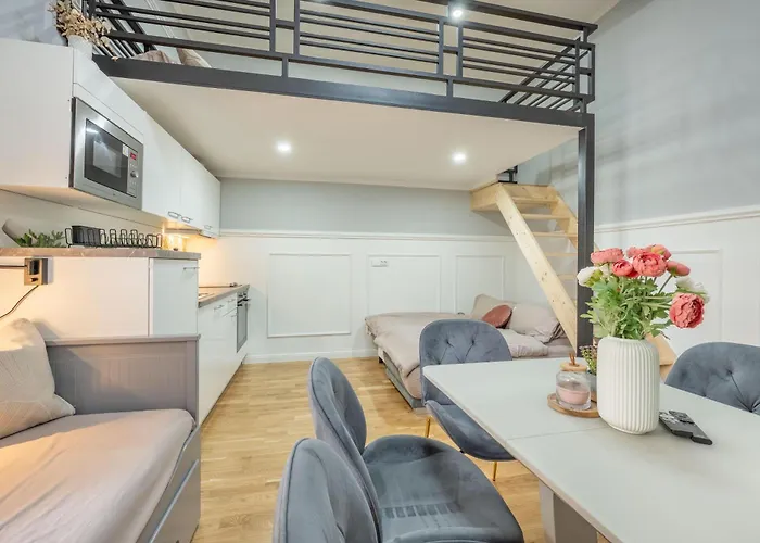 Large 3br - 1 - Sleeps 8 - Elevator - Self Check In *