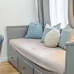 Large 3br - 1 - Sleeps 8 - Elevator - Self Check In * Praha