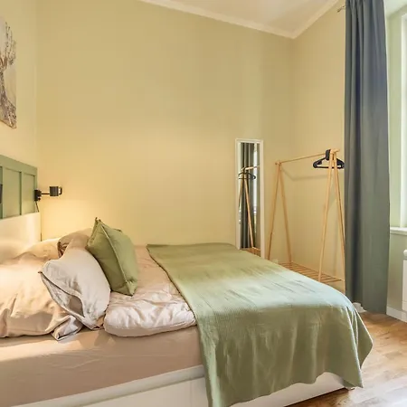Large 3br - 1 - Sleeps 8 - Elevator - Self Check In * Praag