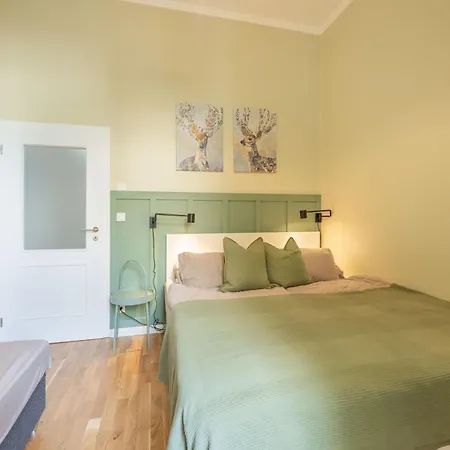 Large 3br - 1 - Sleeps 8 - Elevator - Self Check In Appartement Praag