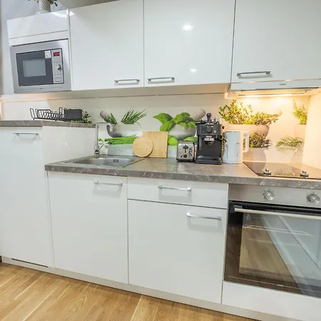 Large 3br - 1 - Sleeps 8 - Elevator - Self Check In Appartement Praag