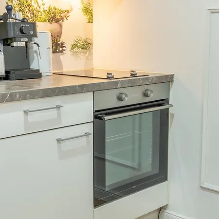 Large 3br - 1 - Sleeps 8 - Elevator - Self Check In * Praga