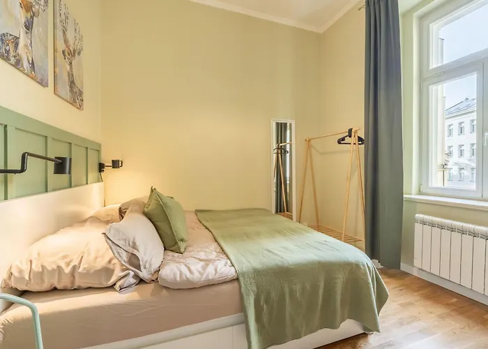 Large 3br - 1 - Sleeps 8 - Elevator - Self Check In * Praag