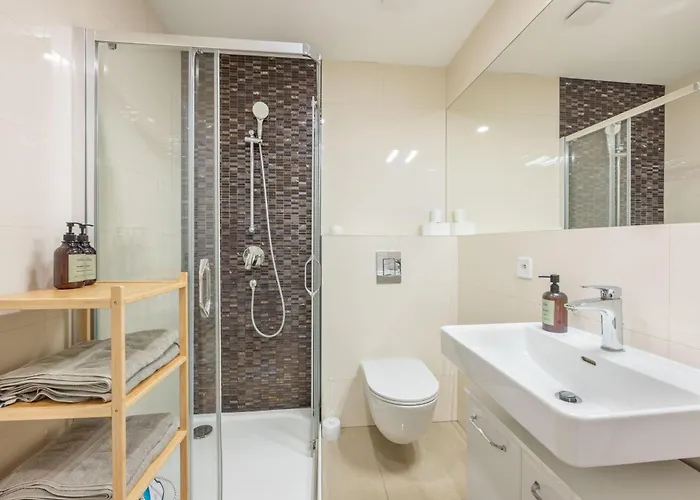 Large 3br - 1 - Sleeps 8 - Elevator - Self Check In * Praag