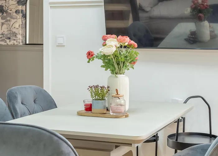 Large 3br - 1 - Sleeps 8 - Elevator - Self Check In Appartement Praag
