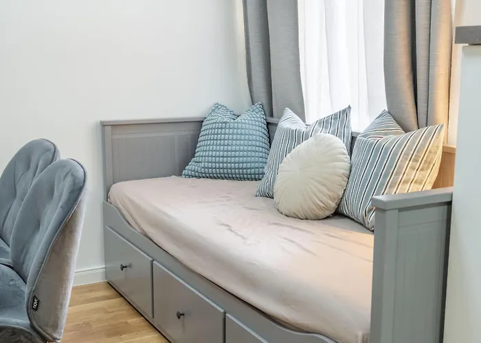 Large 3br - 1 - Sleeps 8 - Elevator - Self Check In * Praag