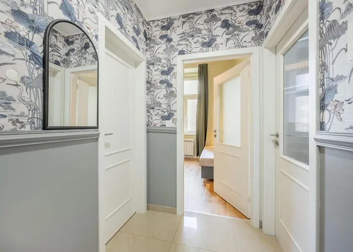 Large 3br - 1 - Sleeps 8 - Elevator - Self Check In * Praag