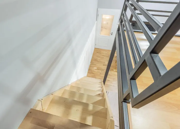 Large 3br - 1 - Sleeps 8 - Elevator - Self Check In * Praag