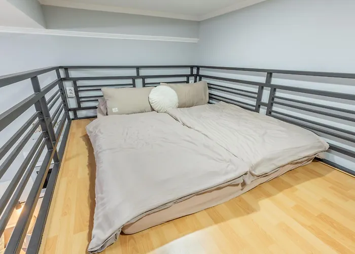 Large 3br - 1 - Sleeps 8 - Elevator - Self Check In Appartement Praag